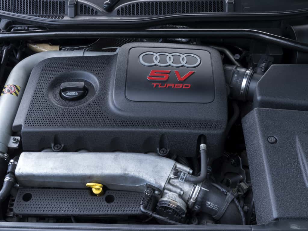 Une baie moteur d'Audi S3 8L